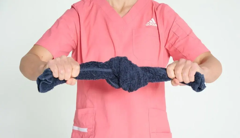 OurAge×Webエクラ　①フェイスタオルを用意し、中央で結びます。