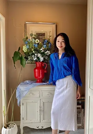 廊下に飾ったお花の前で撮影