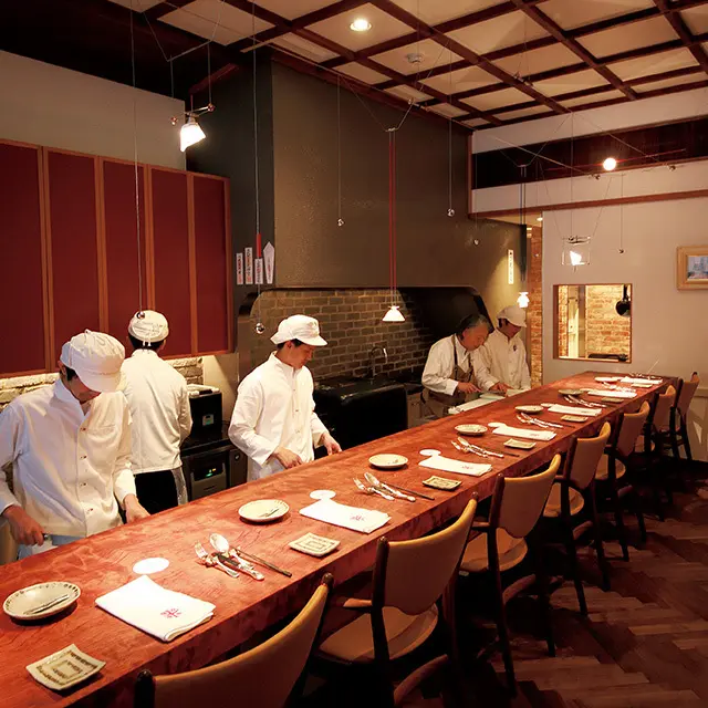 京都の三条京阪にあるフレンチレストラン「新門前 米村」の店内