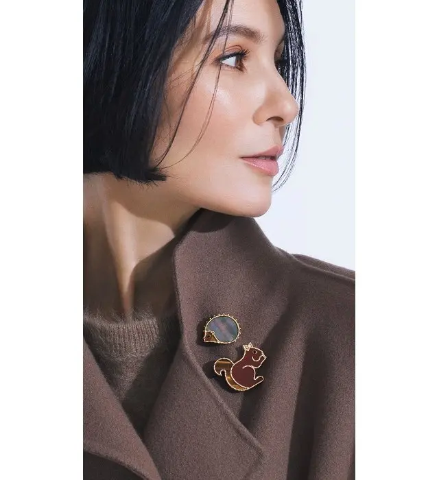 コートの襟もとにさりげなくポエティックなアクセントを