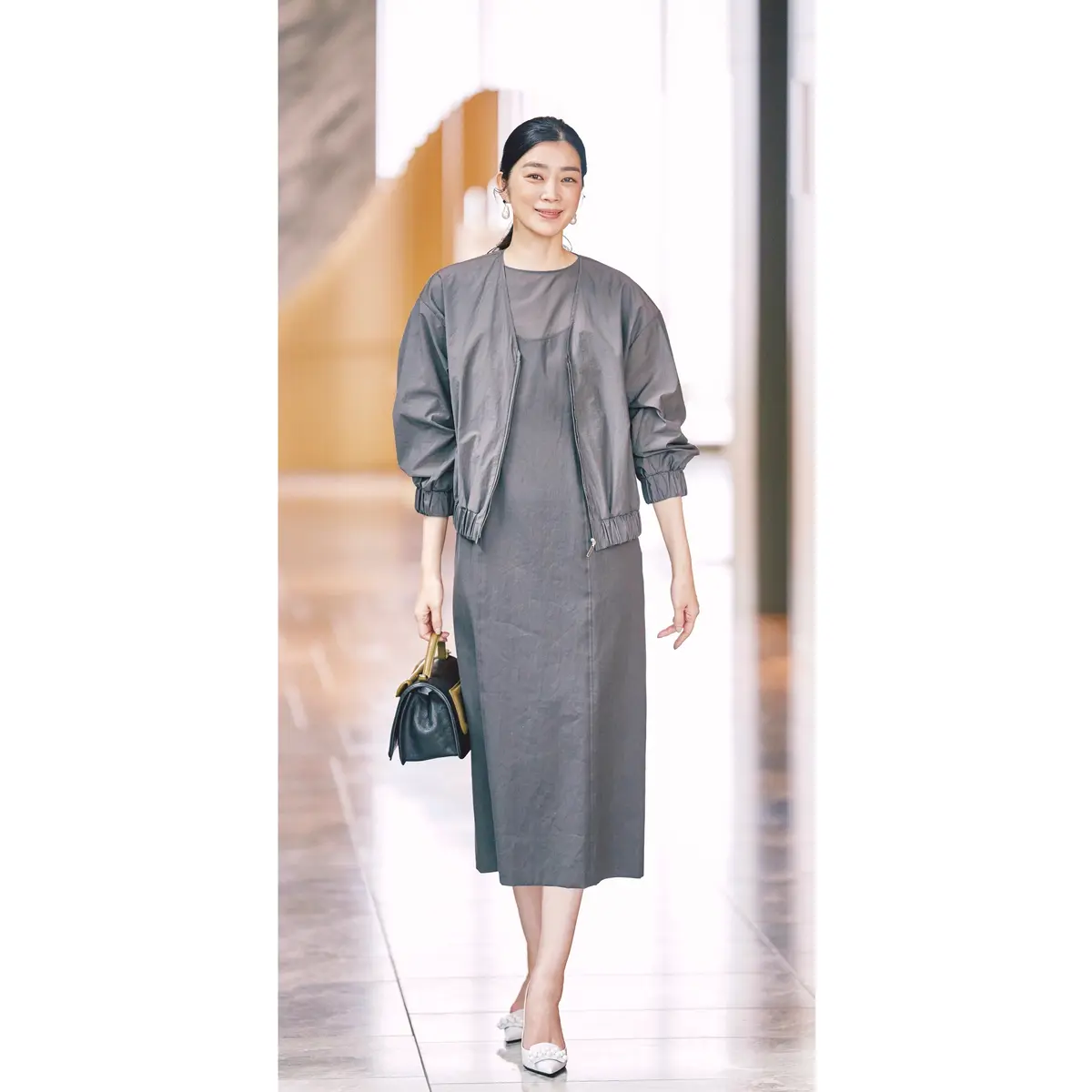 グレーブルゾンとグレーワンピースのワントーンコーデ　モデル・ゆうき