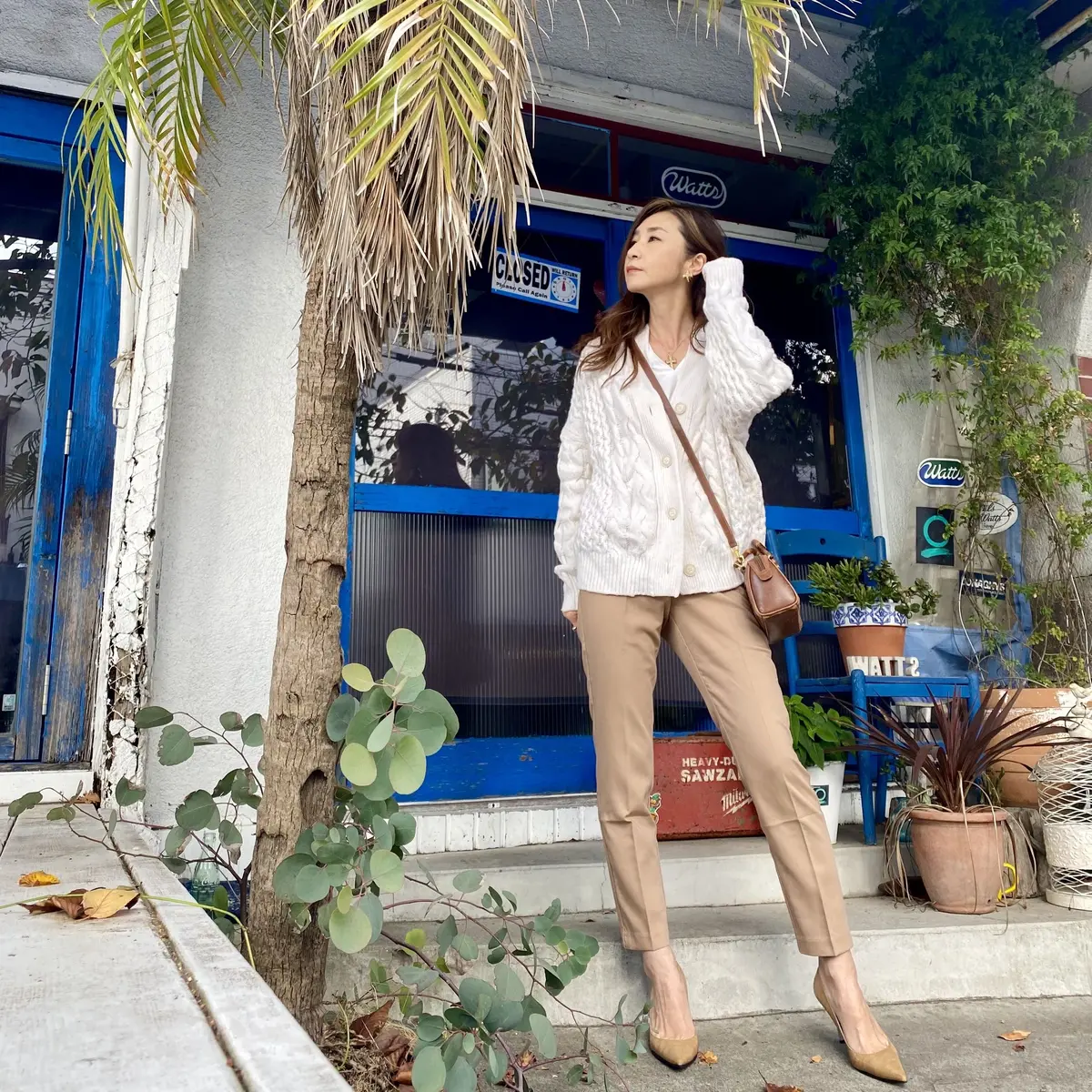 ケーブルニットカーディガンにテーパードパンツを合わせて