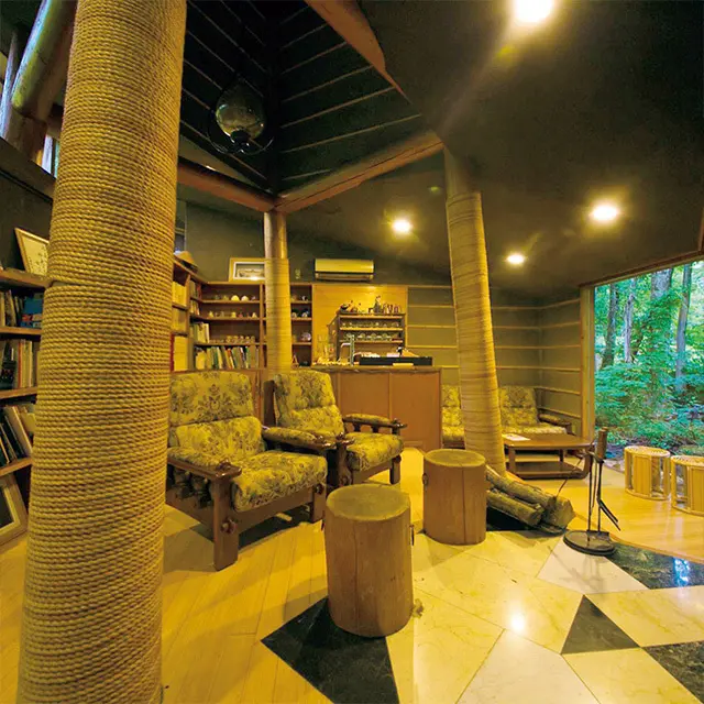 暖炉を備えた山荘風の読書ルーム。