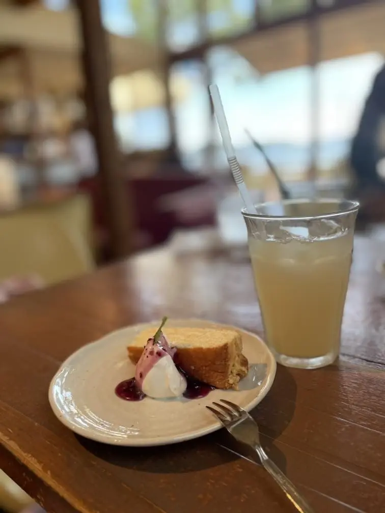 ホイップクリーム、ブルーベリーソース付きパンケーキとグレープフルーツ