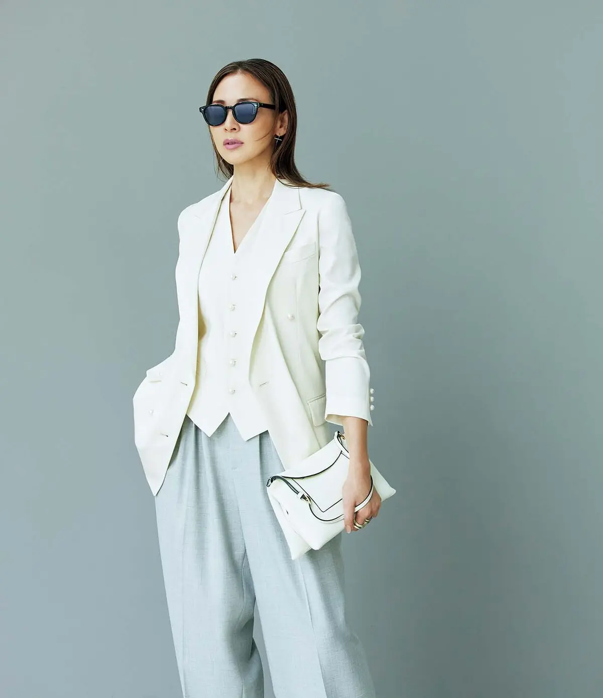 ドラマティックな白は、 ライトグレーのタックパンツで ポーカーフェイスに着地