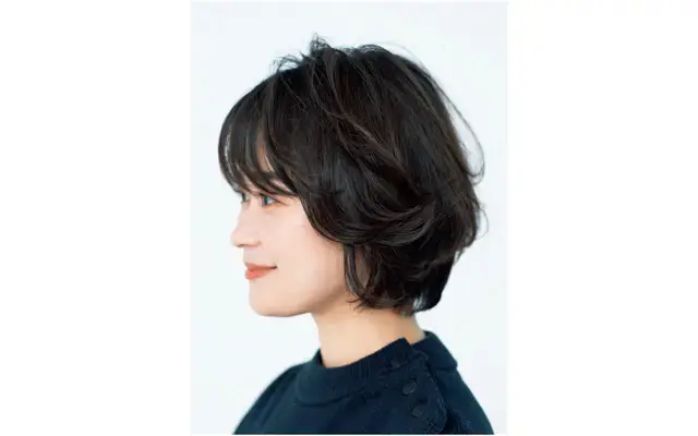 広がりやすいくせ毛をカバーする「ショートボブ」