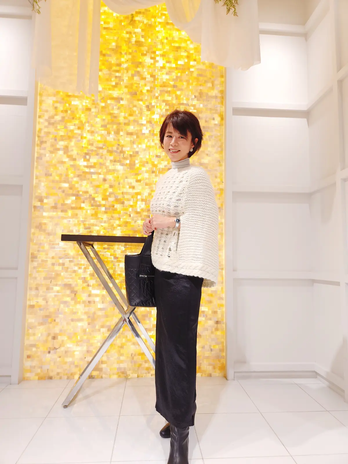 ニットポンチョ：KETTY　タートルネック：PLST　スカート：BEAUTY&YOUTH　バッグ：CHANEL