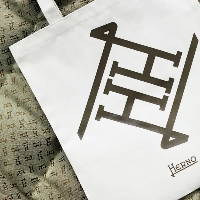 モダンな印象を醸し出す ヘルノのモノグラム