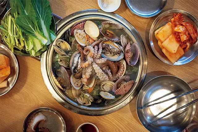 2～3人前のヘチョンタン（中）W70,000。