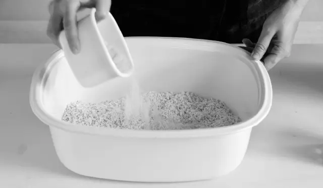 麴に塩を加えて合わせる