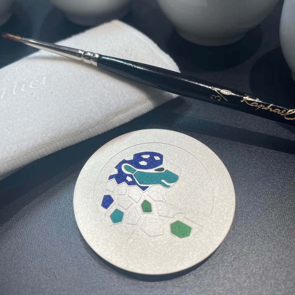 4色のエナメルをダイアルに置いた様子