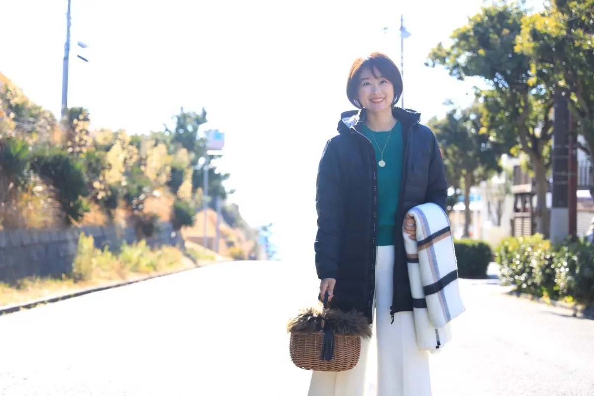 黒ダウンコートはきれいめコーデでの画像_3