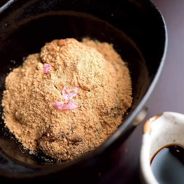 練りたての「蕨もち」は、どちらのコースでも味わえる