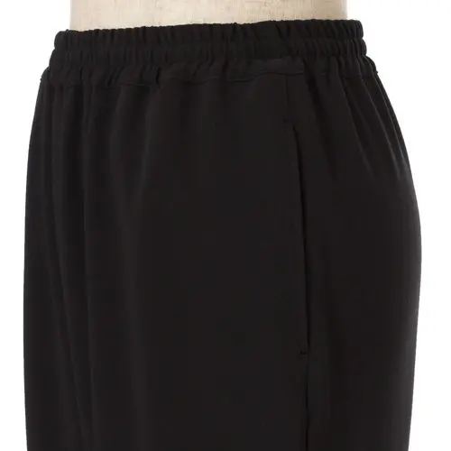 ブラックのパンツ