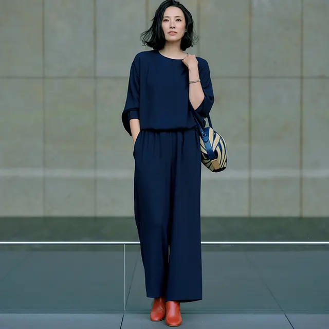 定番ネイビーはモードな小物で遊び心をプラス