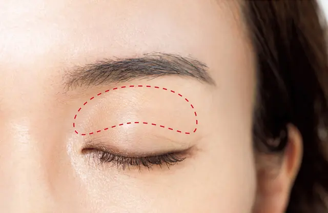 《1》カバーする位置をチェック！ まぶたのきわは塗らない