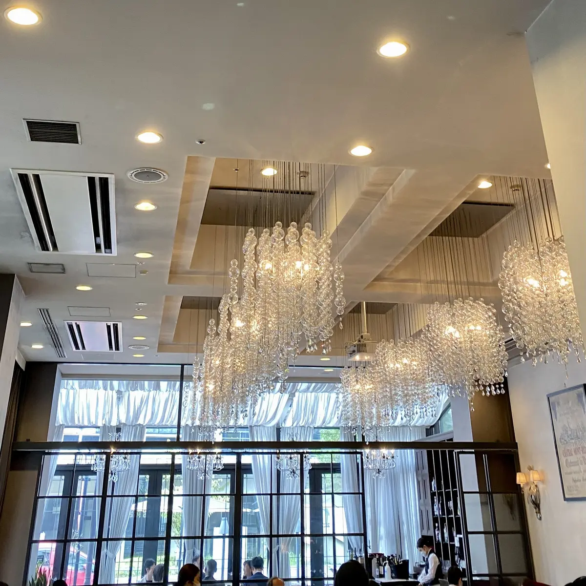 レストラン内のシャンデリアがすごい