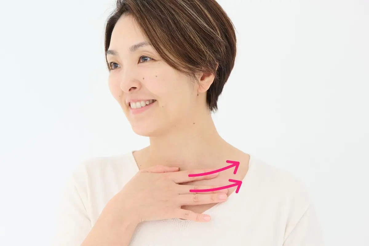 OurAge×Webエクラ　メイク前　マッサージ　鎖骨とフェイスラインを２本指でスライド