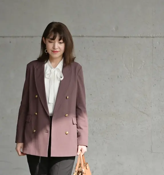 GUラッフルカラーブラウスにジャケットをレイヤードしたコーデ