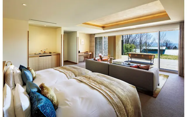 本館の客室はすべてテラスを備え、ガラス戸を開けると半露天にもなる温泉風呂つき