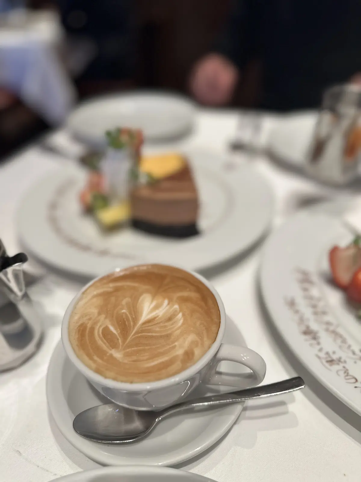 家族とのお祝いランチは、キラキラコーデでの画像_9