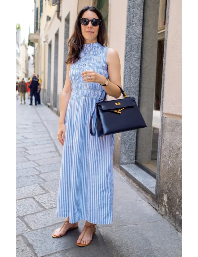 フェミニンなマキシワンピースは、パリに暮らすスペイン人デザイナーのマリア・デ・ラ・オルデンのもの