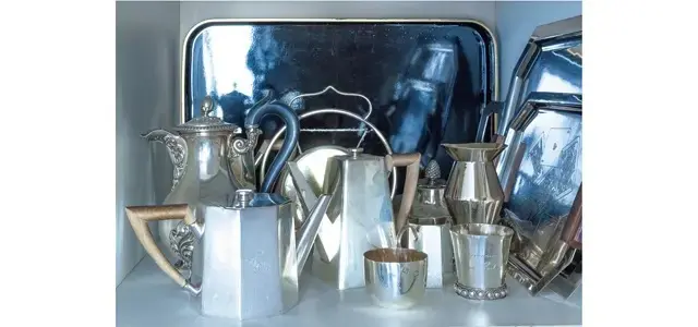 彫金装飾が見事な19世紀のものからアールデコ様式の数点までティーポット、そしてトレイも含め、シルバーウエアはすべてドゥ・タイヤック家に代々伝わる宝物。