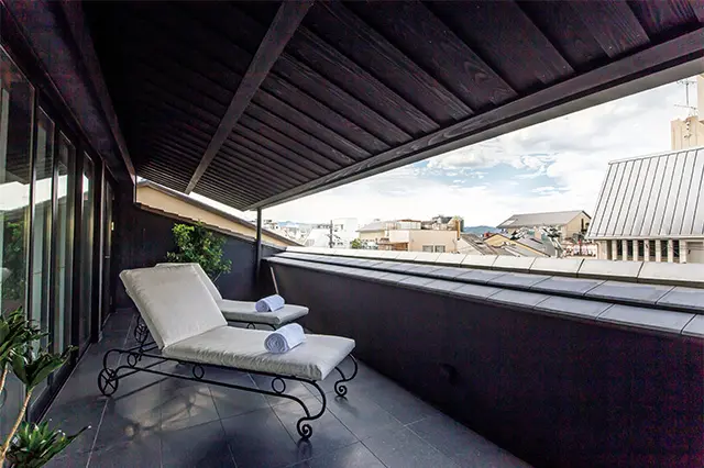 建物は、外からは2階建てに見えるけれど実際は4階建て。京都の伝統的な建築にの っとった造りだ。