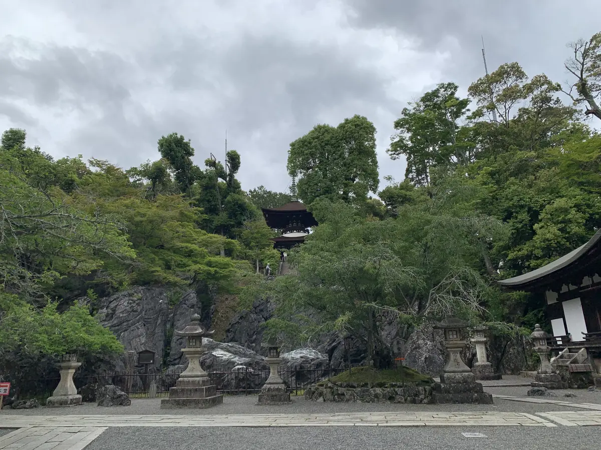 石山寺の「多宝塔」と 国の天然記念物「硅灰石」