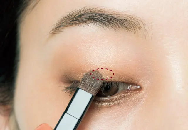 黒目の上のみキラキラを重ねる