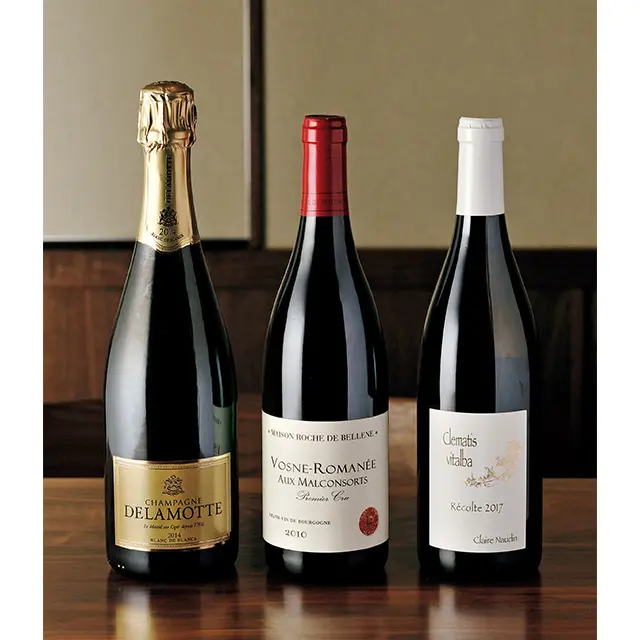 種類豊富なシャンパーニュ、ブルゴー ニュの実力派生産者、自然派まで、守 備範囲の広いワインセレクトも秀逸だ