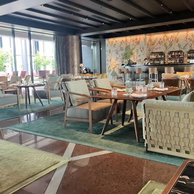 ブルガリホテルのバーでひとやすみの画像_4