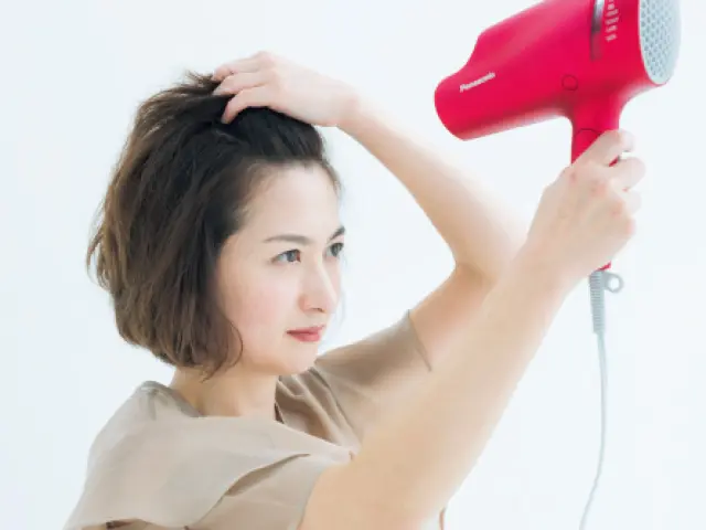 オールバックに乾かし分け目をあいまいに