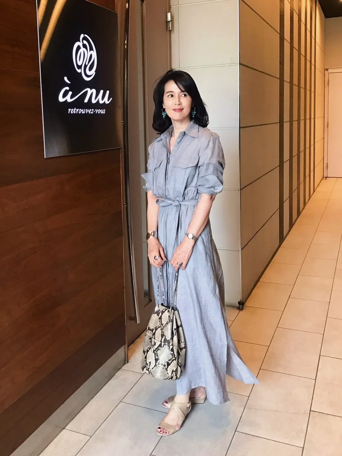 シャツワンピースは超ロング丈の画像_2