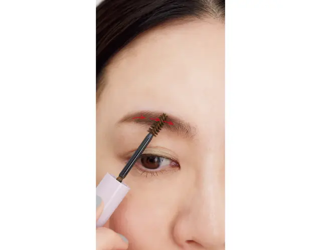 眉マスカラを眉じりからのせ、ハリを出していく