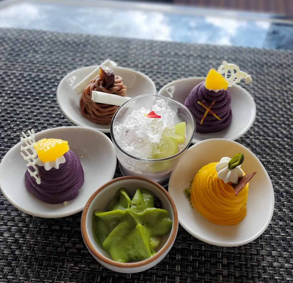 小振りで可愛い秋のスイーツ。テーブルには綺麗な青空が写りこんでいました。