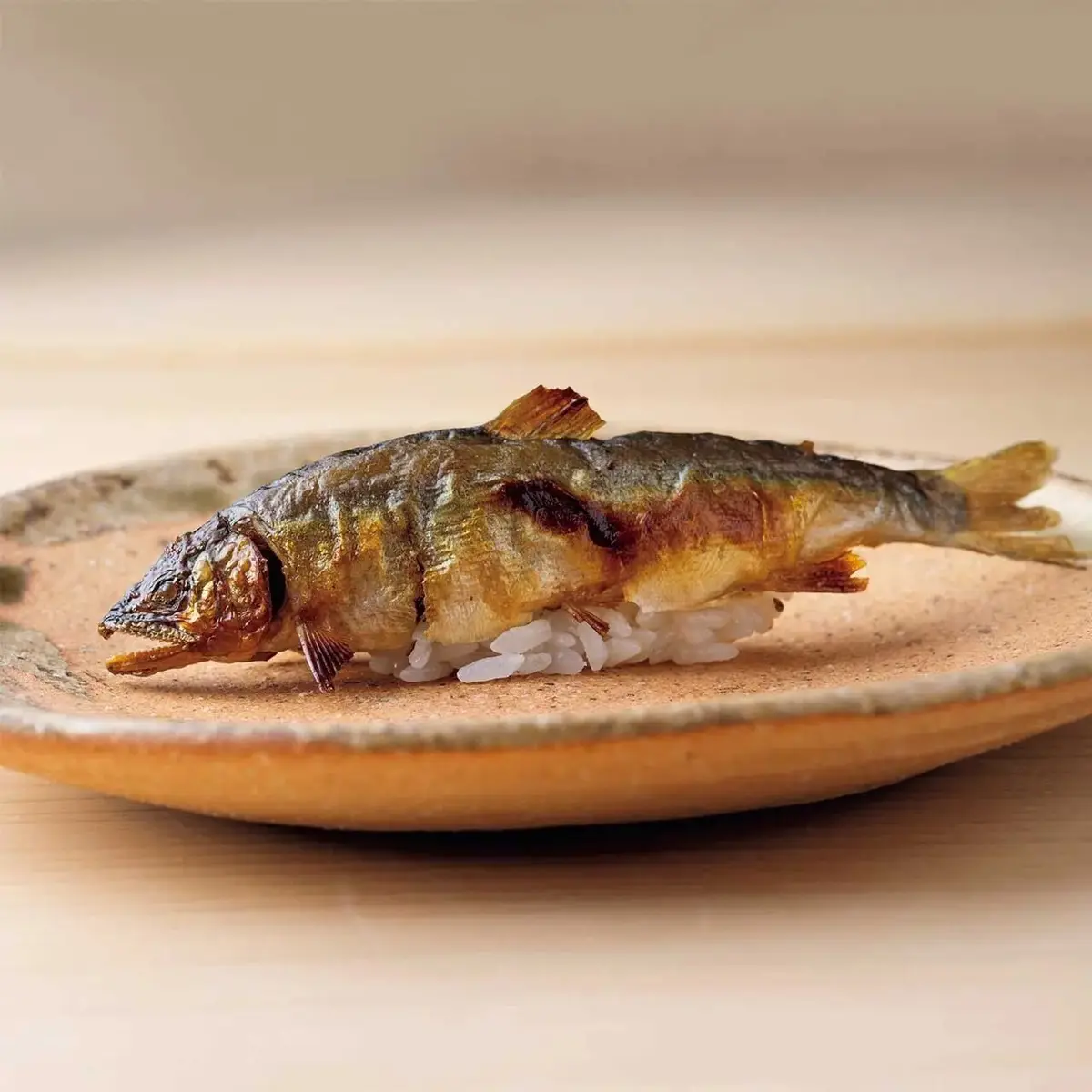 琵琶湖の鮎をカリッと焼いて姿寿司に