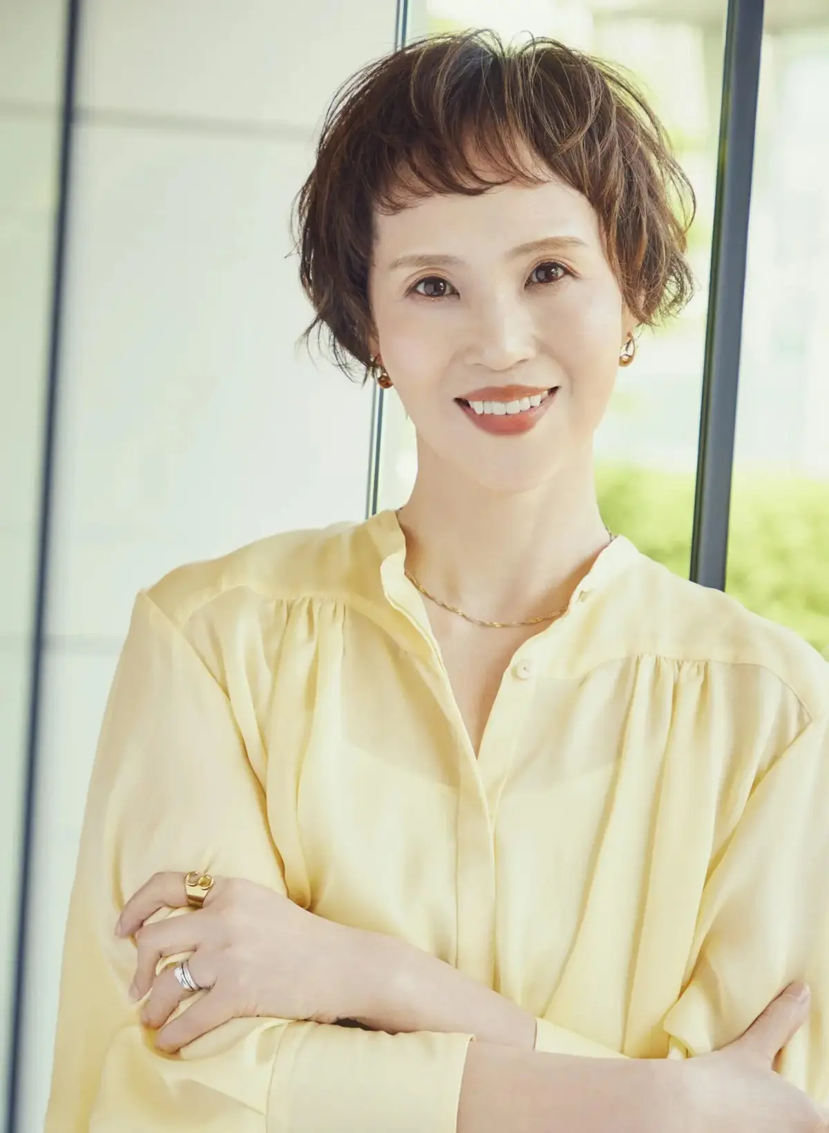 白髪ぼかしにも効果あり！ハイライトカラーで動きのあるマッシュショートに【50代髪型・ヘアスタイル】