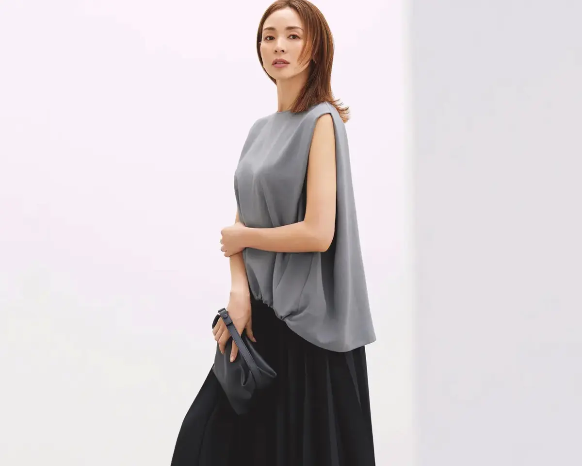 装飾を削ぎ落としたミニマルなコーデで流れるようなシルエットの美しさを堪能。
