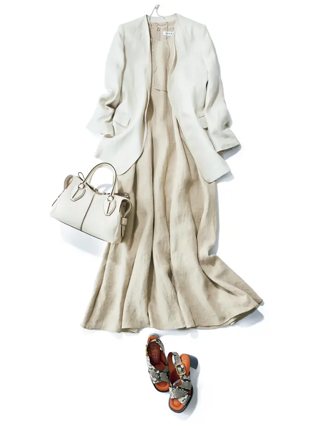 揺れワンピースときれいめジャケットでひときわエレガントなたたずまいに