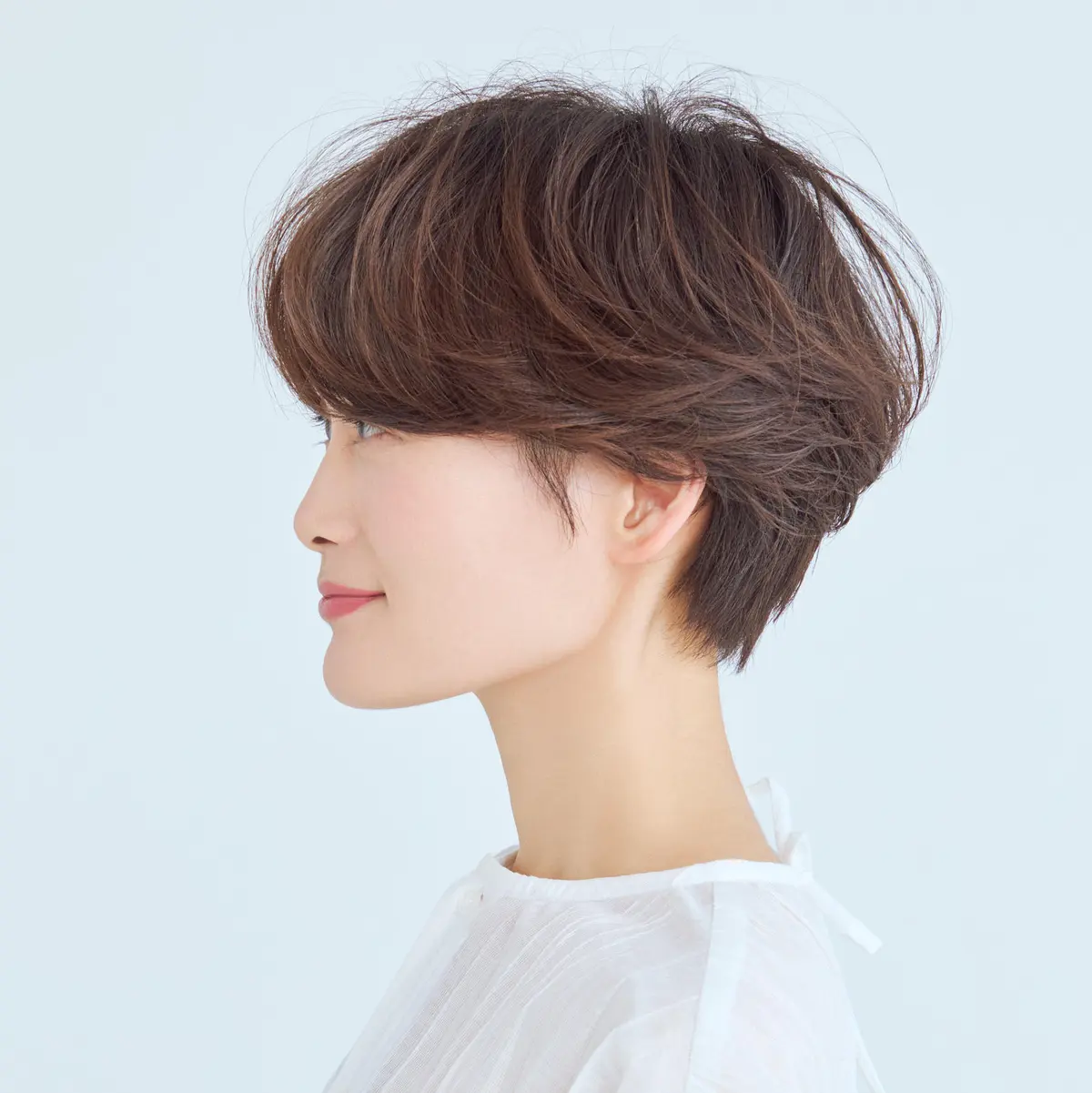 横から見たショートヘアスタイル