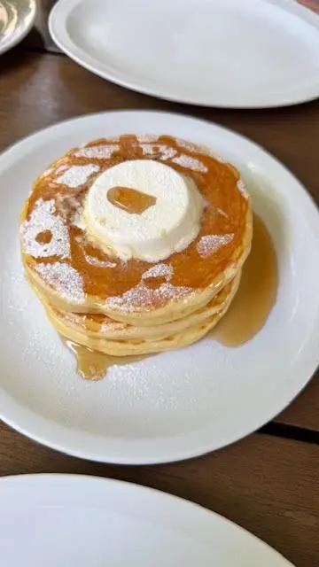 三段重ねのパンケーキにメープルシロップ