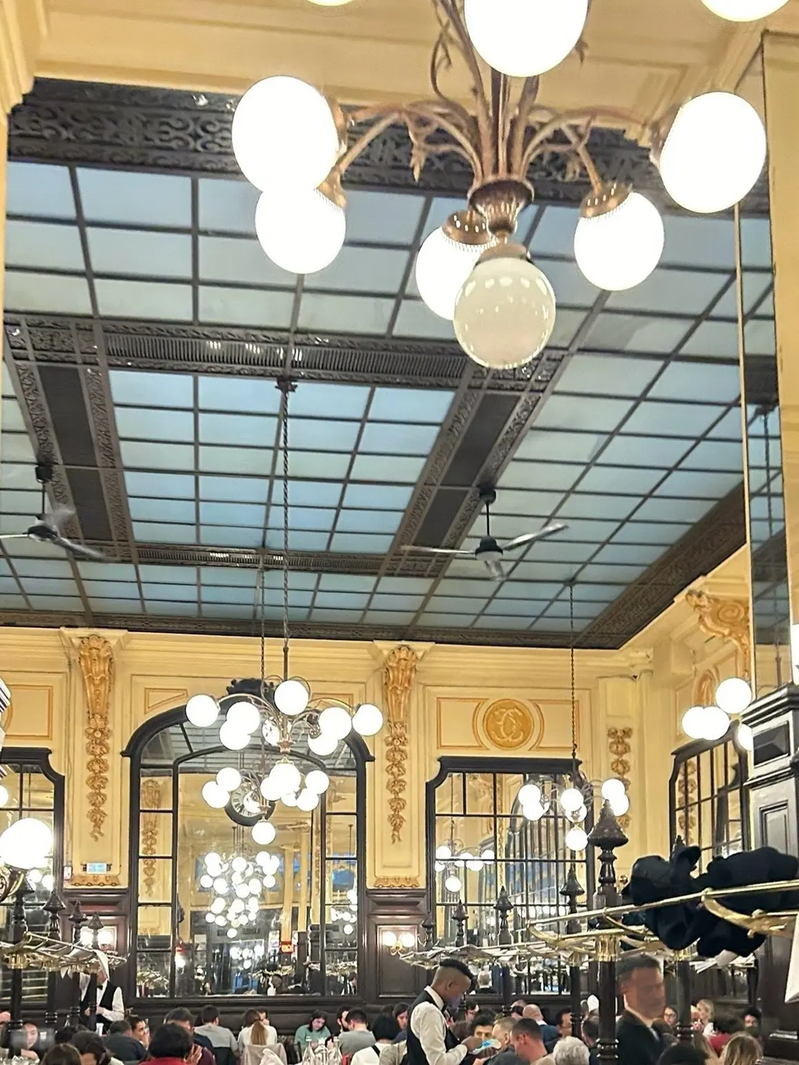 パリ　格安レストラン　ビストロ　「Bouillon Chartier （ブイヨン・シャルティエ）