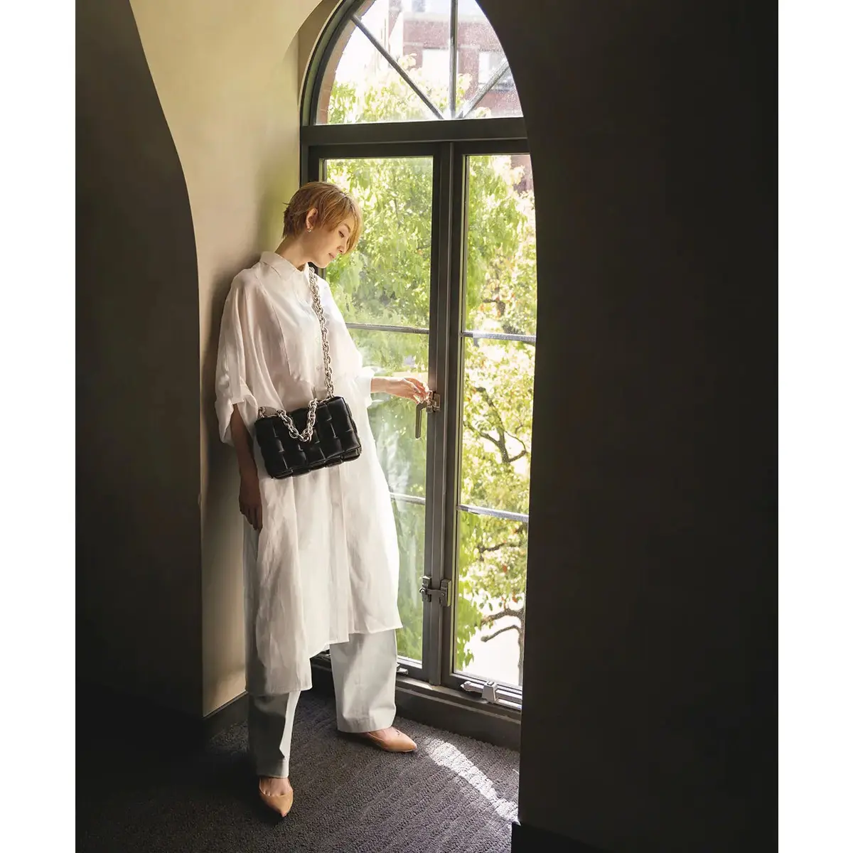 ルーズ感のある装いをチェーンバッグの存在感でモードに格上げ