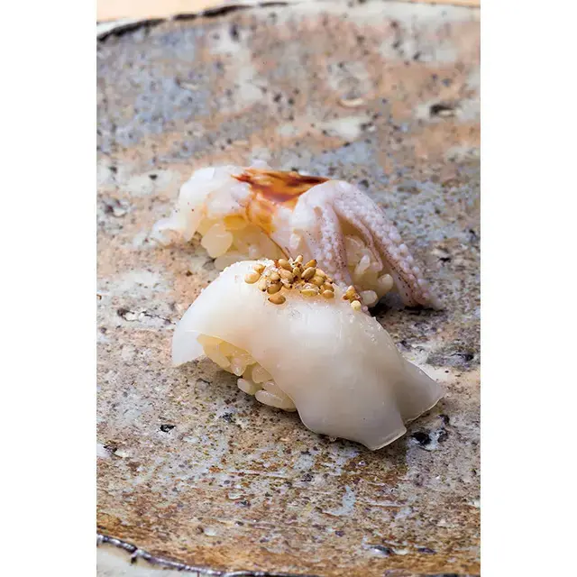 チイチイイカの胴を燻製したごま塩、足は煮詰めで。シャリは赤酢を加えた江戸前