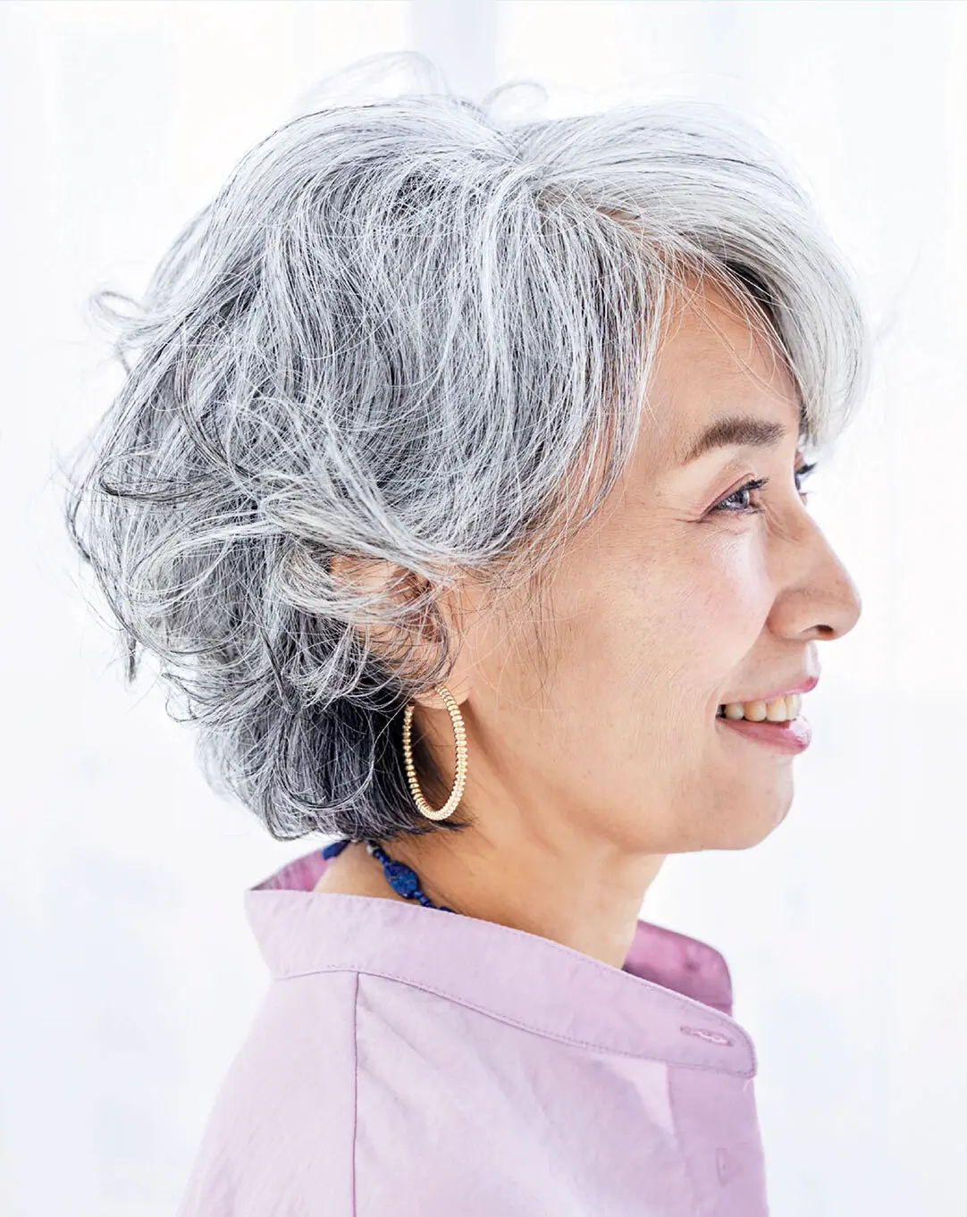 OurAge×Webエクラ  横から見たショートヘア　ヘアスタイル　グレイヘア