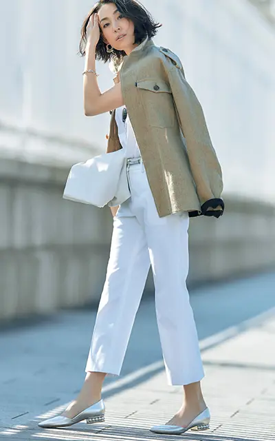 メタリックのポインテッドトゥのシューズコーデのLIZA