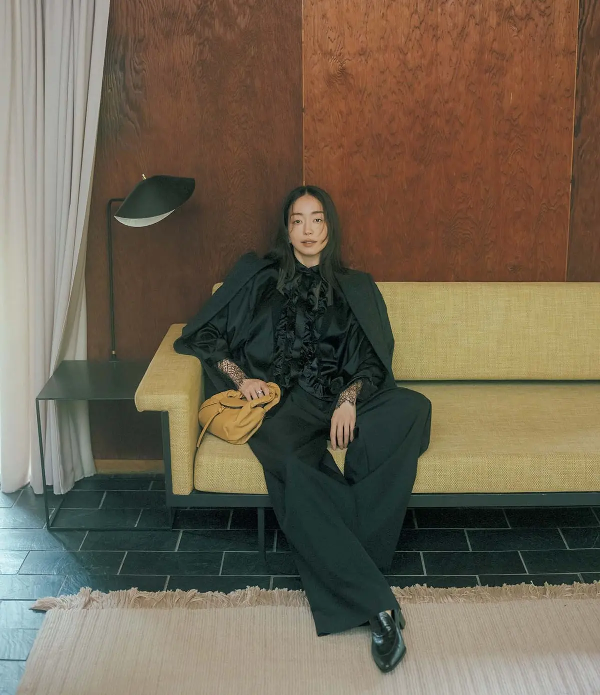 一枚でも、アウターの下にしのばせても。 センシュアリティが香りたつ 繊細なディテールを味方に