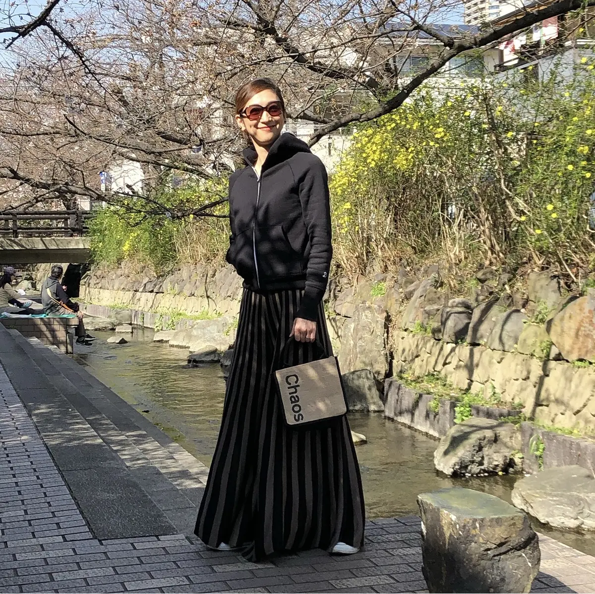 黒パーカ&小花柄で、カジュアル華やぎコーの画像_3