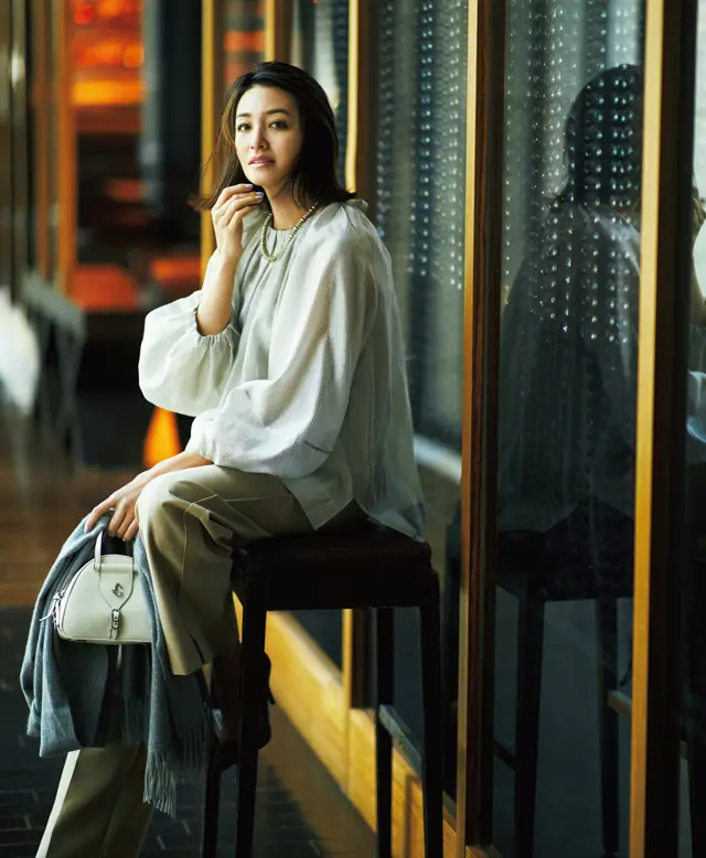 華ディテールで品のある女らしいトップスコーデのRINA